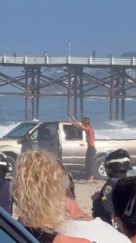 Wild police chase ends up on Pacific Beach in California in front of sunbathers