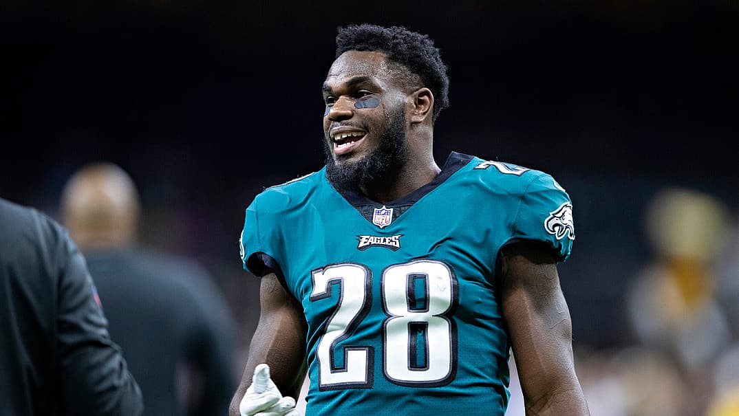 Ex-Super Bowl champ gets early release from prison to be with 8-year-old daughter dying of cancer