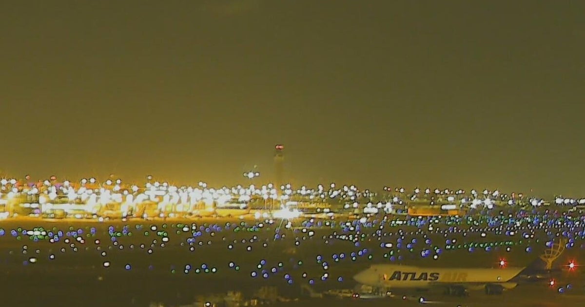 Passengers boarding or deplaning from Alaska Airlines aircraft