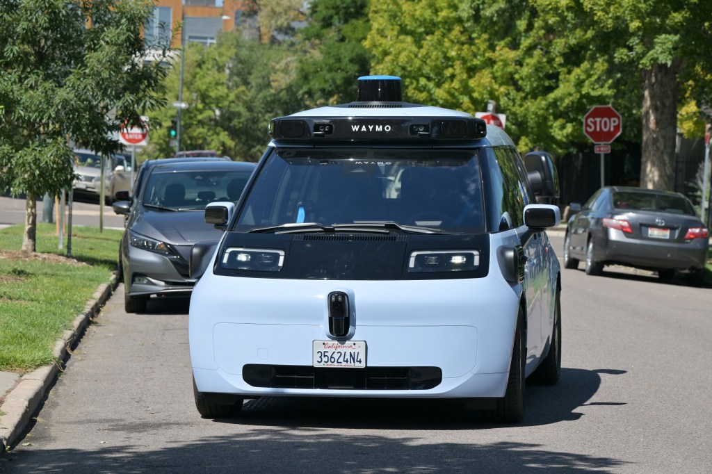 Moment Waymo smashes into minivan at California Costco in new video