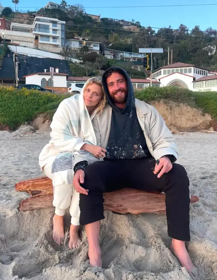 90210 star AnnaLynne McCord marries UK rugby player after receiving $14,200 through crowdfund for wedding