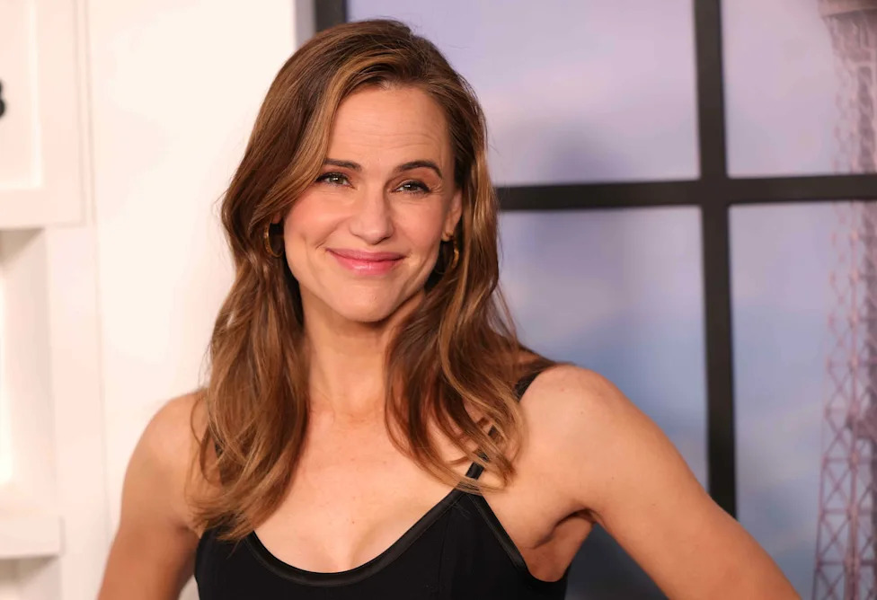 Jennifer Garner, a television and film actress, spending time with her daughter