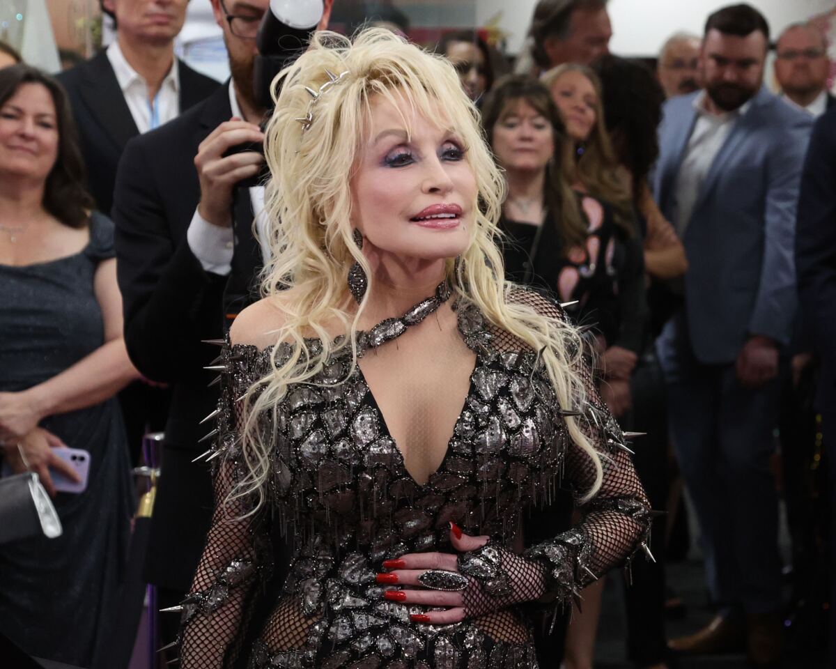 Dolly Parton was hospitalized for ‘kidney and autoimmune issues’ days before her death: report