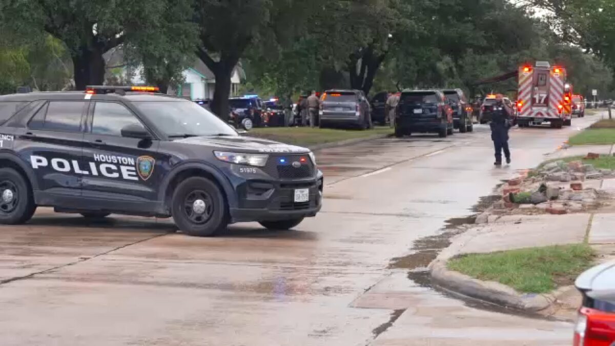 Houston police shoot gunman who indiscriminately fired on vehicles, injuring mother and daughter
