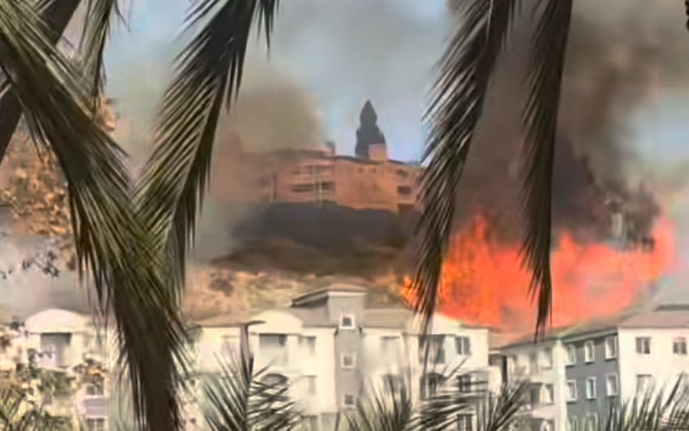 Fast-moving fire breaks out in San Diego, forcing evacuations