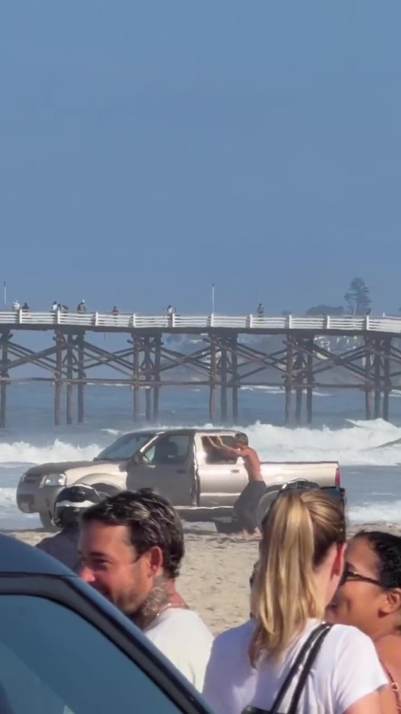 Wild police chase ends up on Pacific Beach in California in front of sunbathers