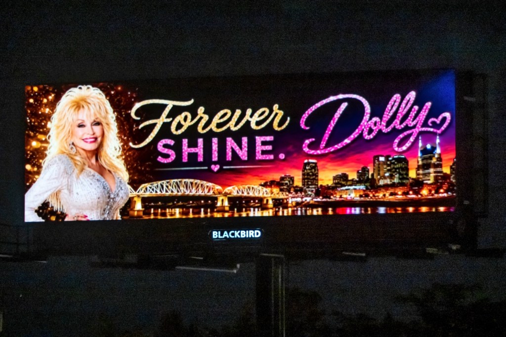 Dolly Parton fans mourn legend’s passing with flowers and handwritten notes left outside her Tennessee home