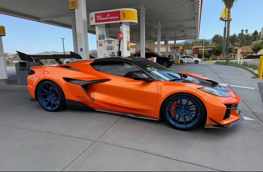 Moment brazen thieves steal $300K Corvette C8 ZR1 straight from California driveway