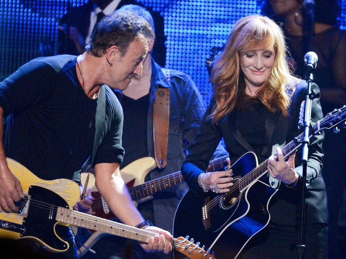 Bruce Springsteen’s wife, Patti Scialfa, in remission 8 years after blood cancer diagnosis