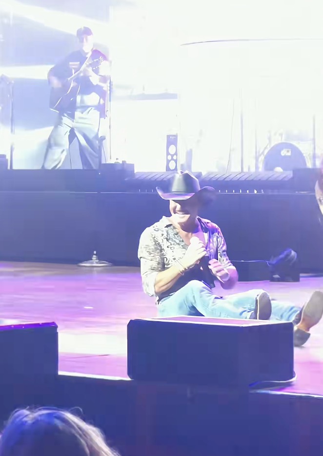 Tim McGraw takes hard fall onstage at Cincinnati concert after arriving 40 minutes late