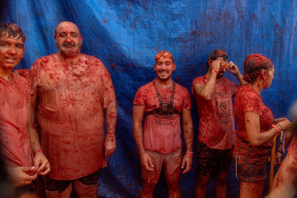 Thousands descend on Buñol, Spain for annual La Tomatina food fight