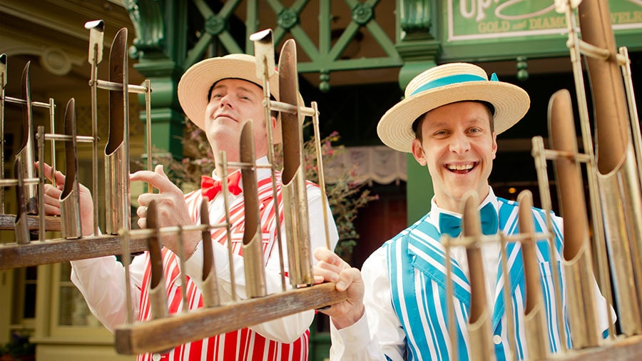 Longtime Disneyland performer fired after 30 years of service because they hired younger performers: suit