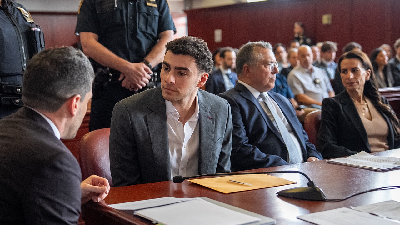 CEO killer Luigi Mangione saw himself as Robin Hood-like hero, was ‘proud’ when UnitedHealthcare stock dipped: former inmate