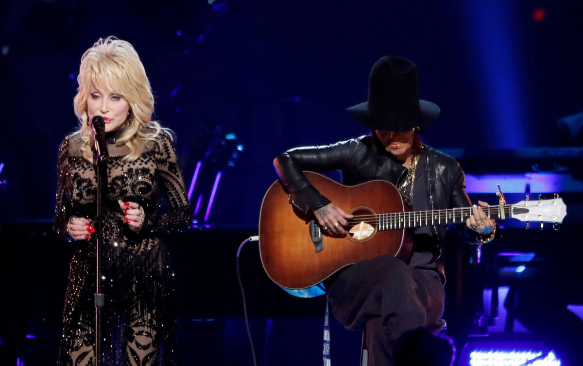 Dolly Parton was hospitalized for ‘kidney and autoimmune issues’ days before her death: report