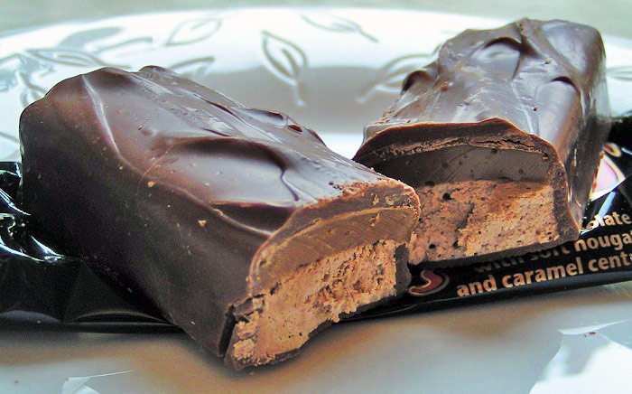 The 1991 Mars bar next to a modern version showing the size difference