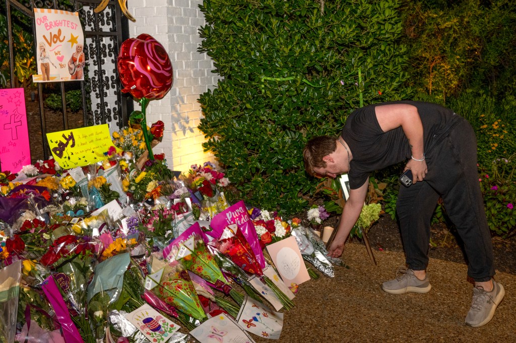 Dolly Parton fans mourn legend’s passing with flowers and handwritten notes left outside her Tennessee home
