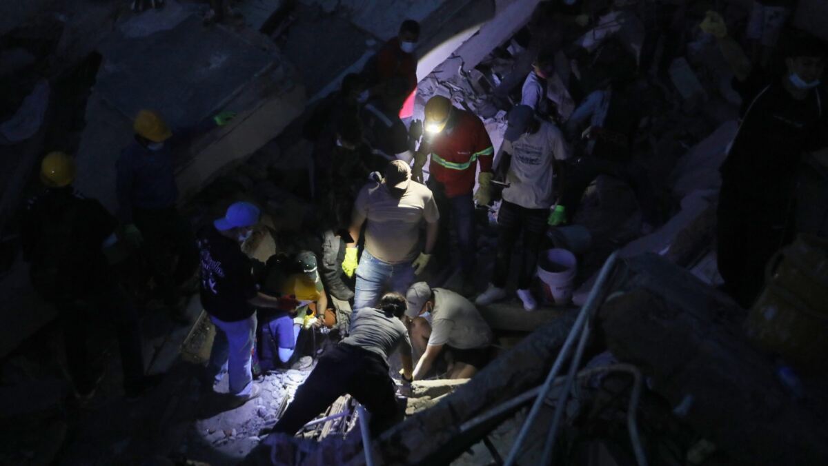 Heartwarming moment girl, 6, donates her piggy bank for Colombian earthquake victims: video