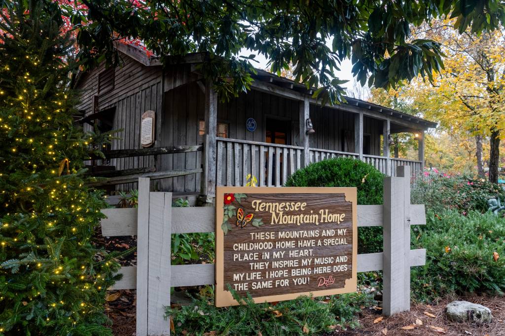 Inside the 2-room cabin where Dolly Parton grew up — a humble home she recreated for Dollywood