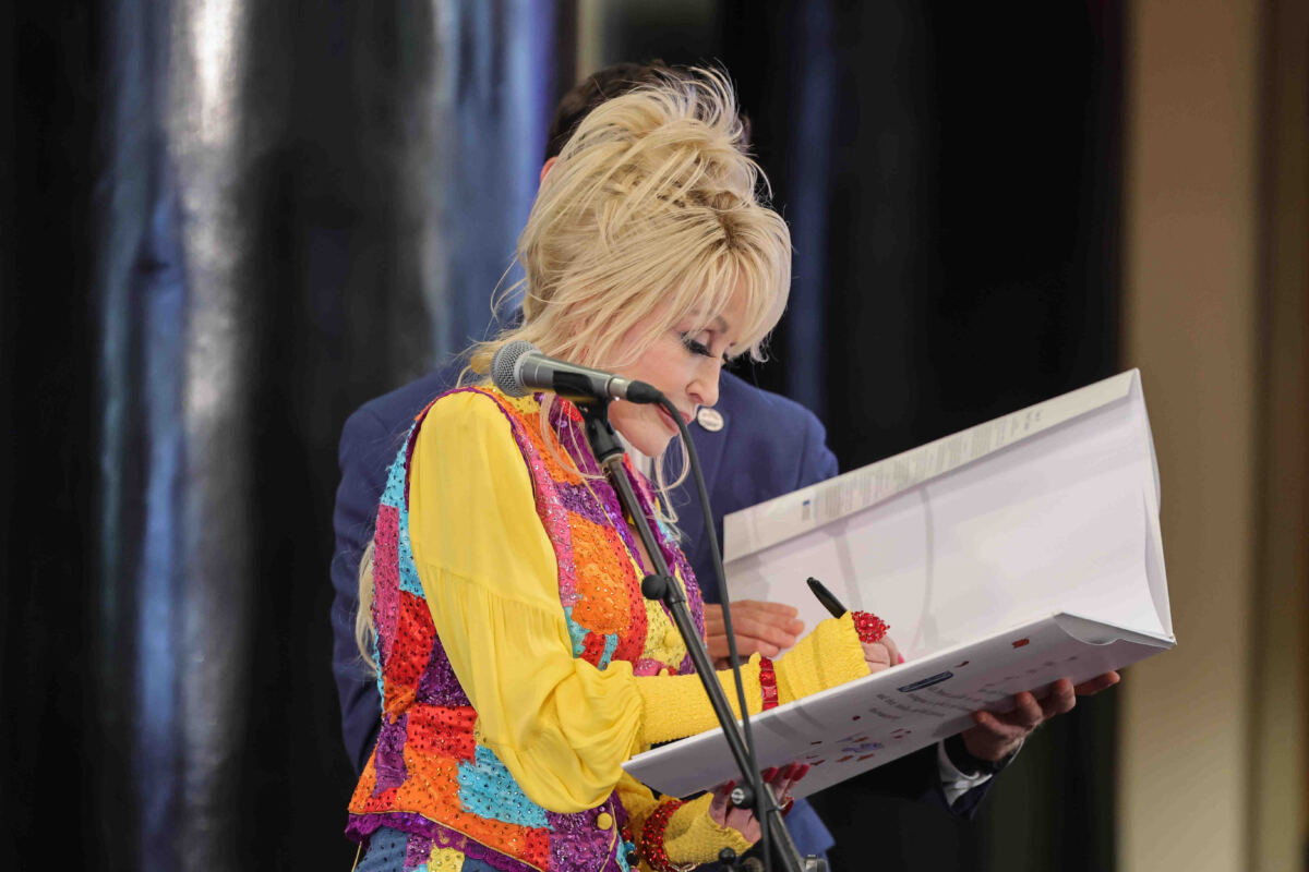 Read the poignant final note in Dolly Parton’s last Imagination Library book