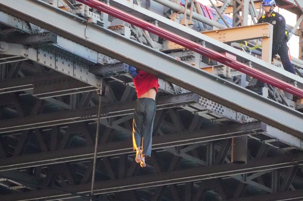 Naked man jumps from Brooklyn Bridge after raising flags