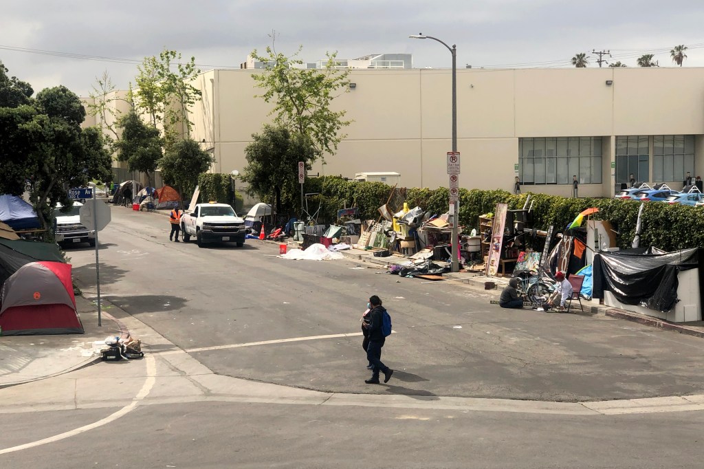 Fed-up Venice residents hire ex-gangbangers to take back homeless ‘war zone’