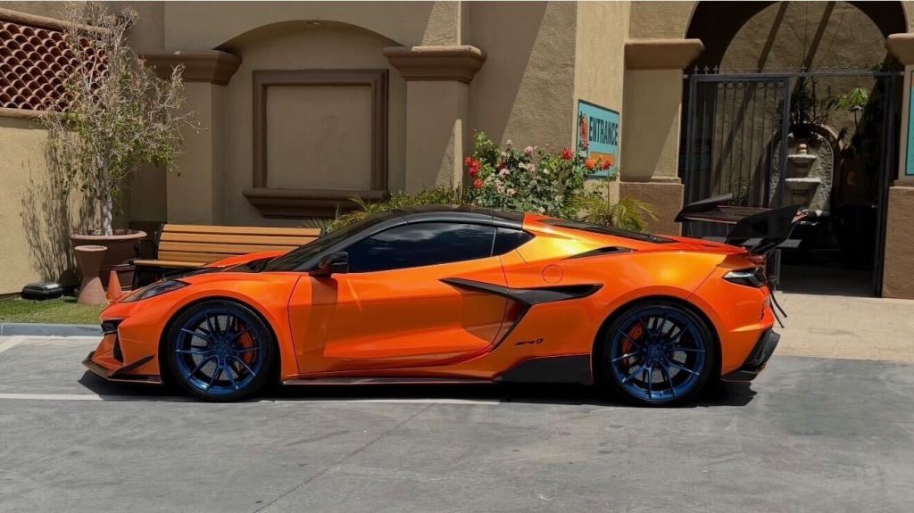 Moment brazen thieves steal $300K Corvette C8 ZR1 straight from California driveway