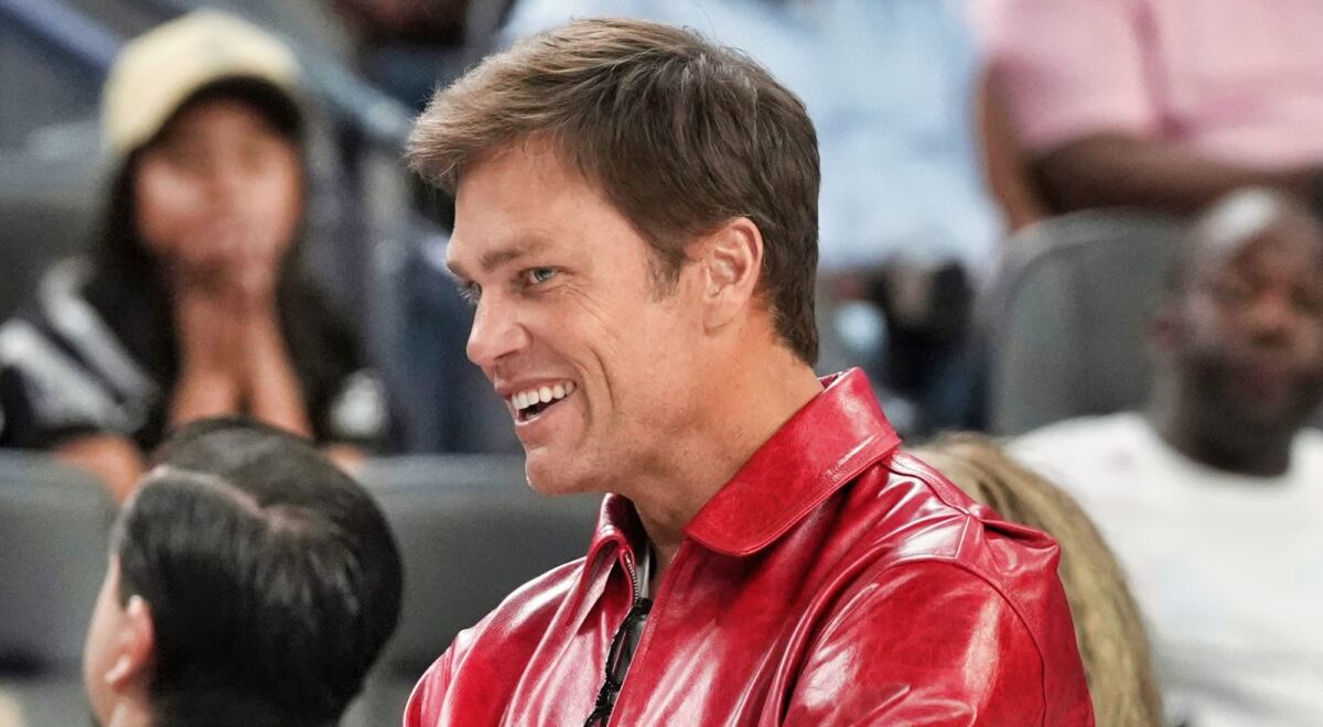 Tom Brady showering on the deck of a superyacht