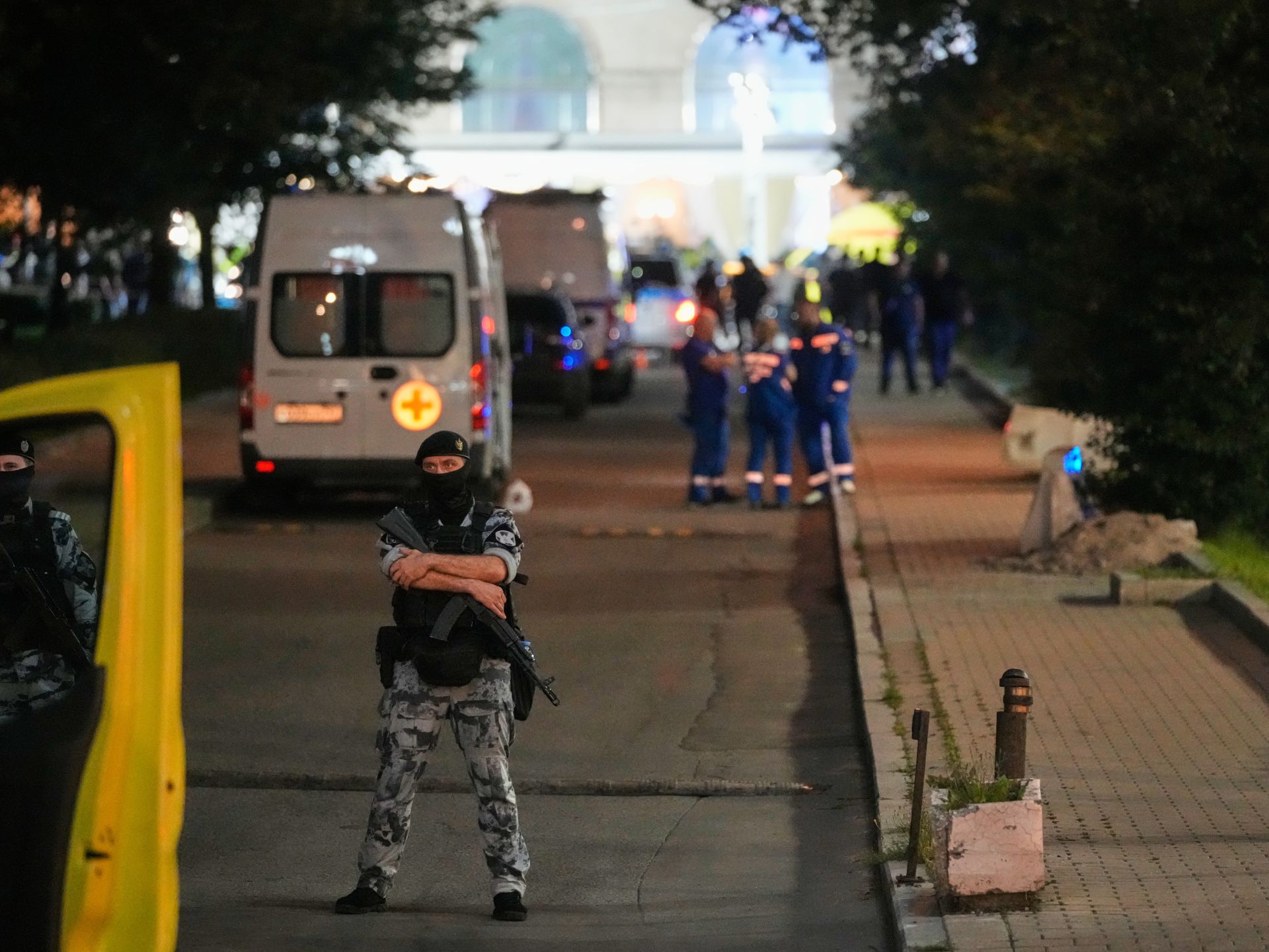 3 people killed, at least 21 wounded in Moscow restaurant bombing, Russian officials say