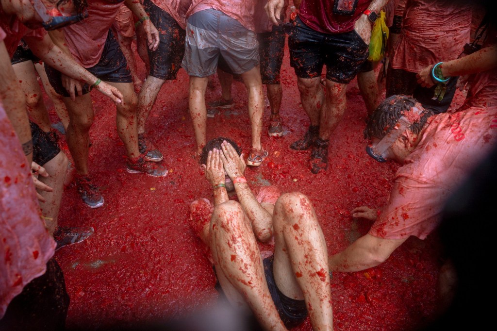 Thousands descend on Buñol, Spain for annual La Tomatina food fight