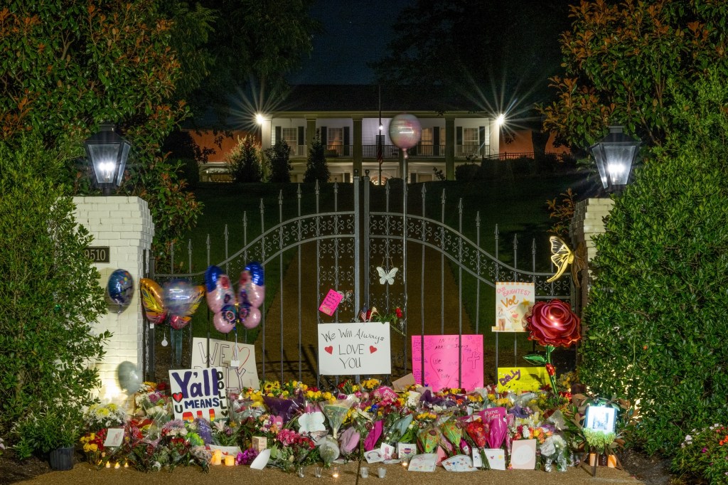 Dolly Parton fans mourn legend’s passing with flowers and handwritten notes left outside her Tennessee home