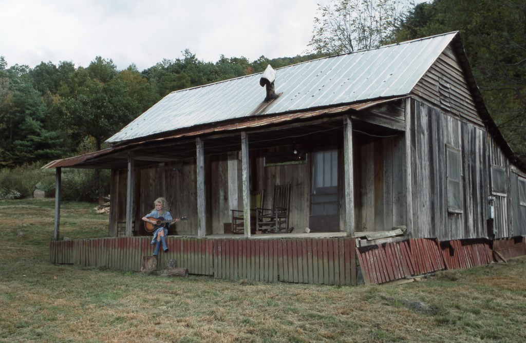 Dolly Parton grew up in a 1-bedroom cabin with 11 siblings: Inside the late country legend’s early life