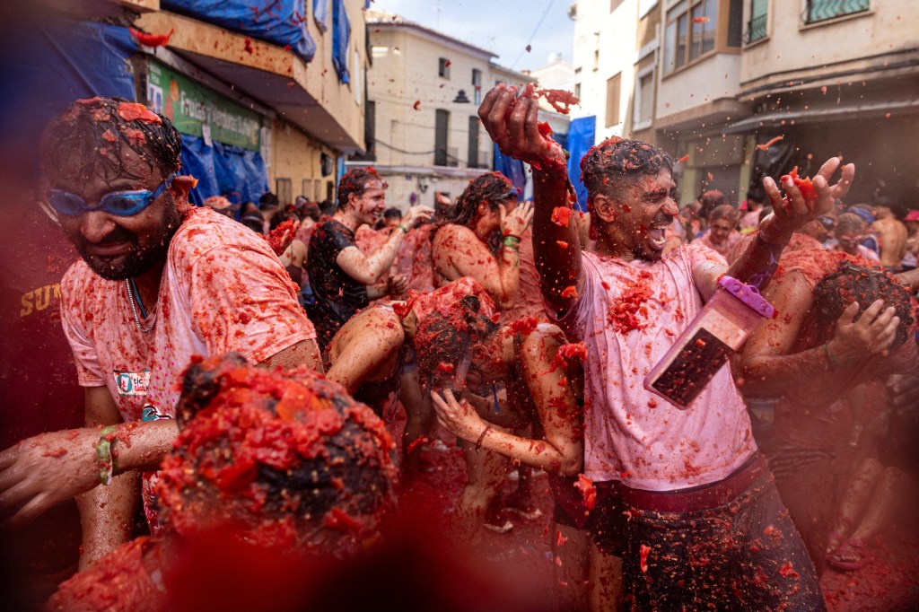 Thousands descend on Buñol, Spain for annual La Tomatina food fight
