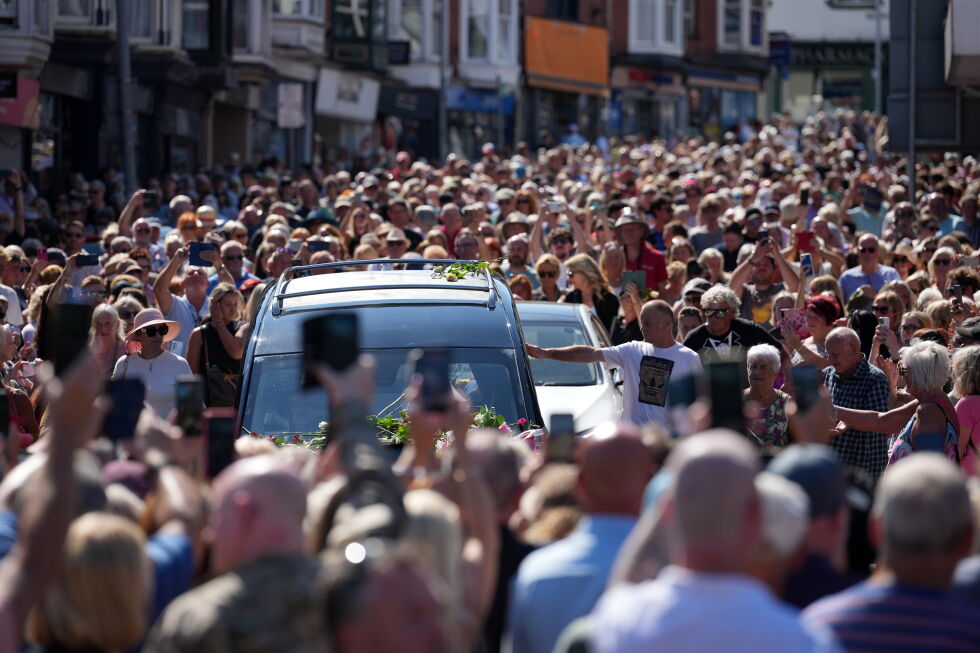 Thousands of Bonnie Tyler fans line the streets of Wales as late singer’s coffin is brought home