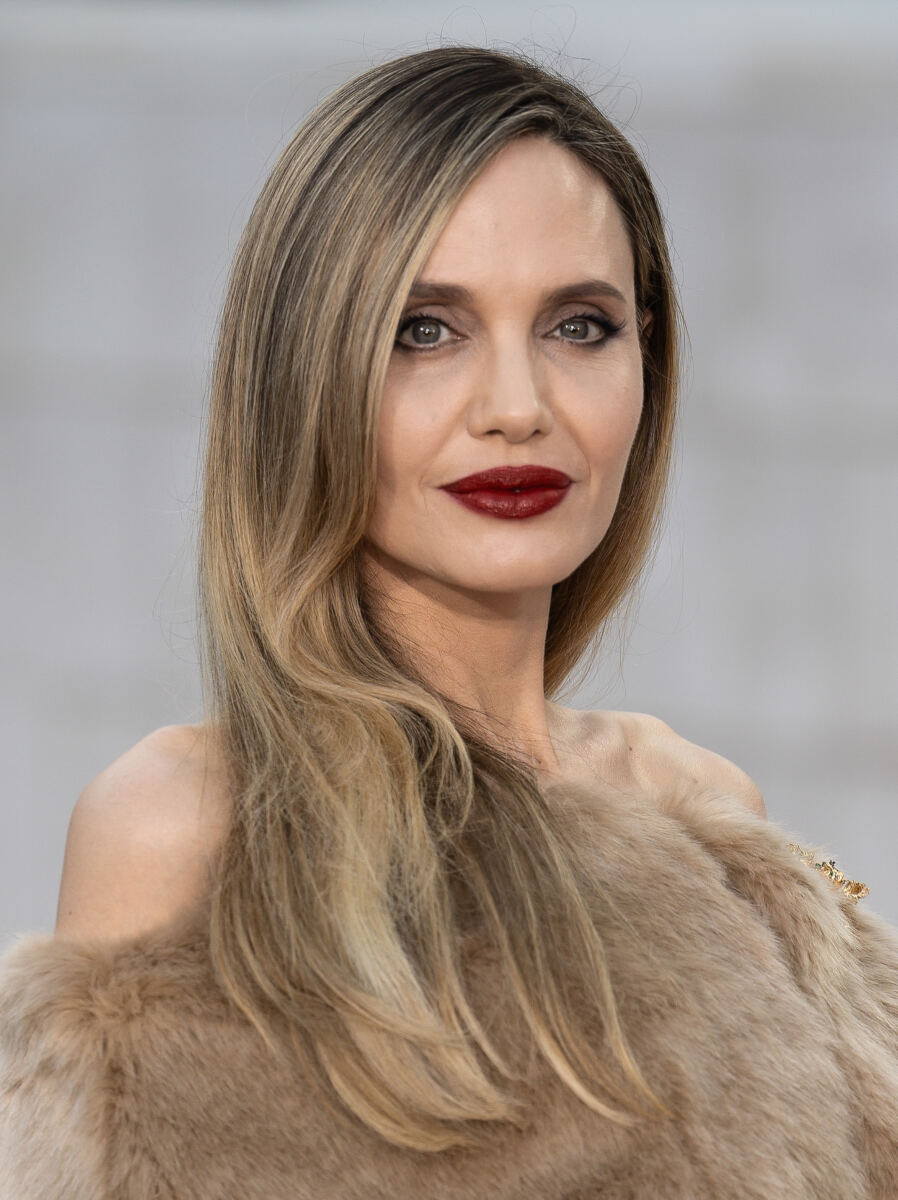 Brad Pitt and Angelina Jolie’s daughter Vivienne takes out newspaper ad to officially drop dad’s last name