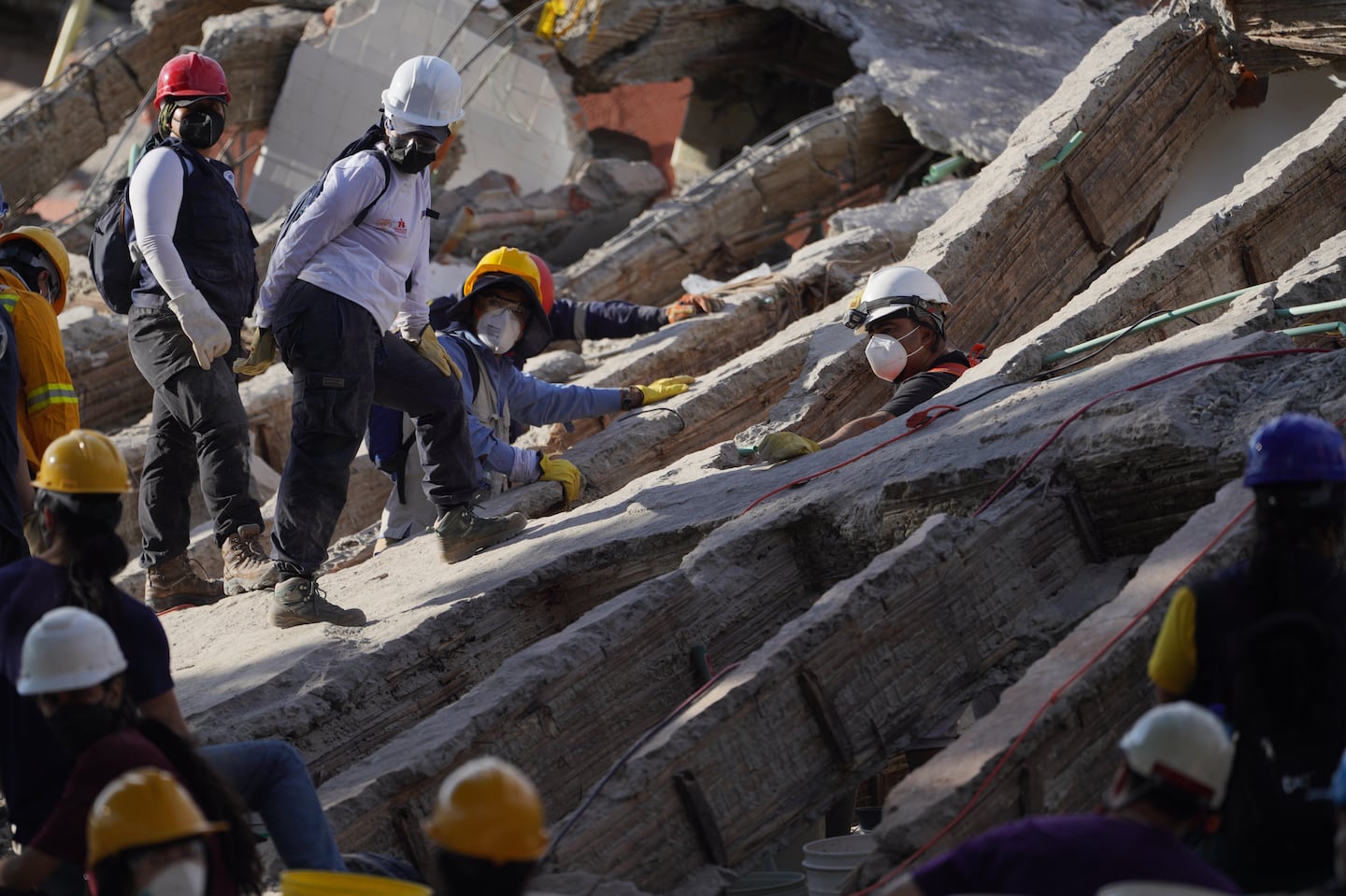 Heartwarming moment girl, 6, donates her piggy bank for Colombian earthquake victims: video