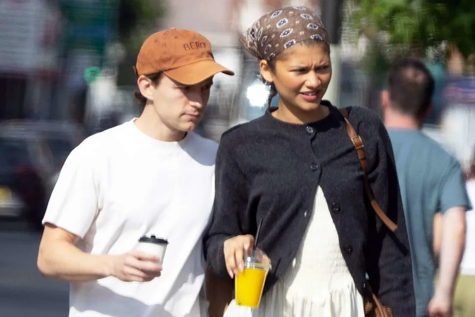 Page Page Six Six @Pogesix Tom TomandZendyarebcktotherLlod and Zendaya are back to their London life