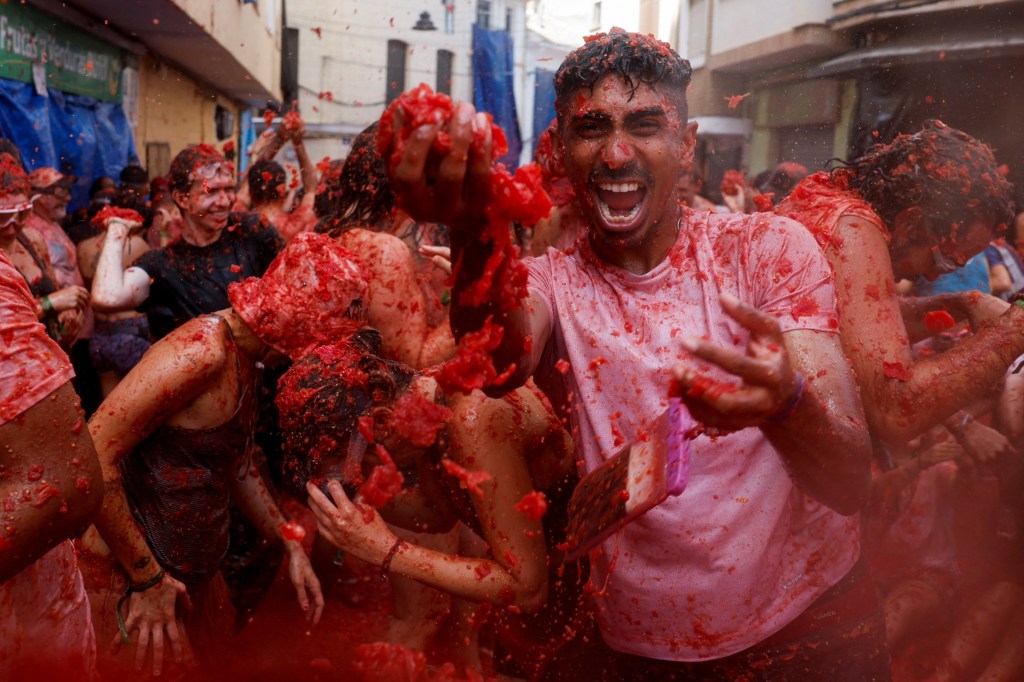 Thousands descend on Buñol, Spain for annual La Tomatina food fight
