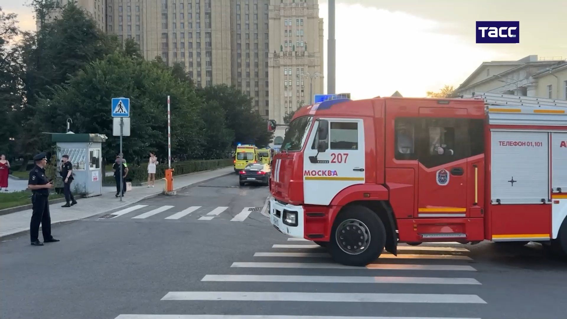 3 people killed, at least 21 wounded in Moscow restaurant bombing, Russian officials say