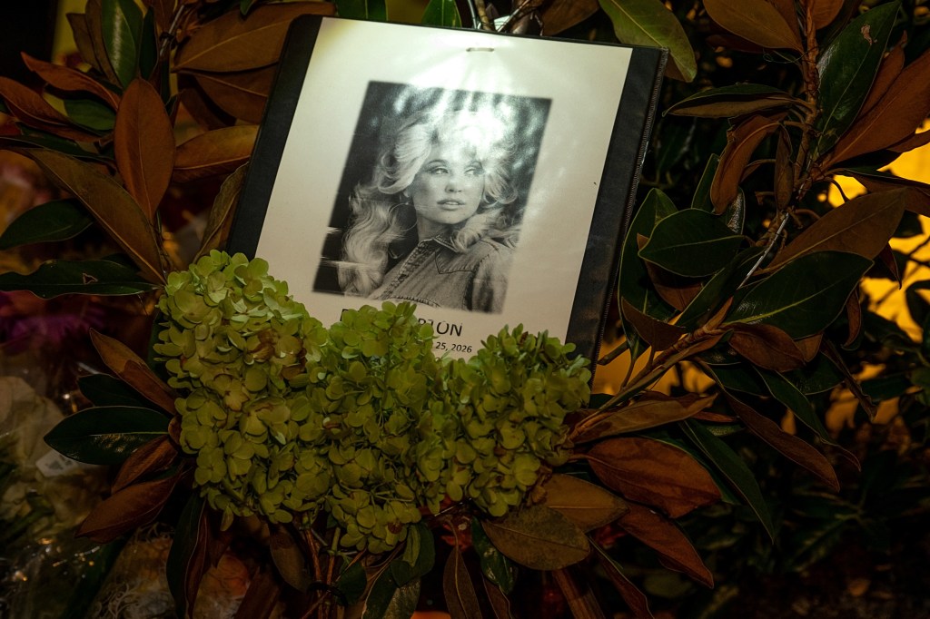Dolly Parton fans mourn legend’s passing with flowers and handwritten notes left outside her Tennessee home