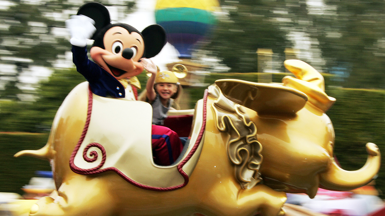 Longtime Disneyland performer fired after 30 years of service because they hired younger performers: suit