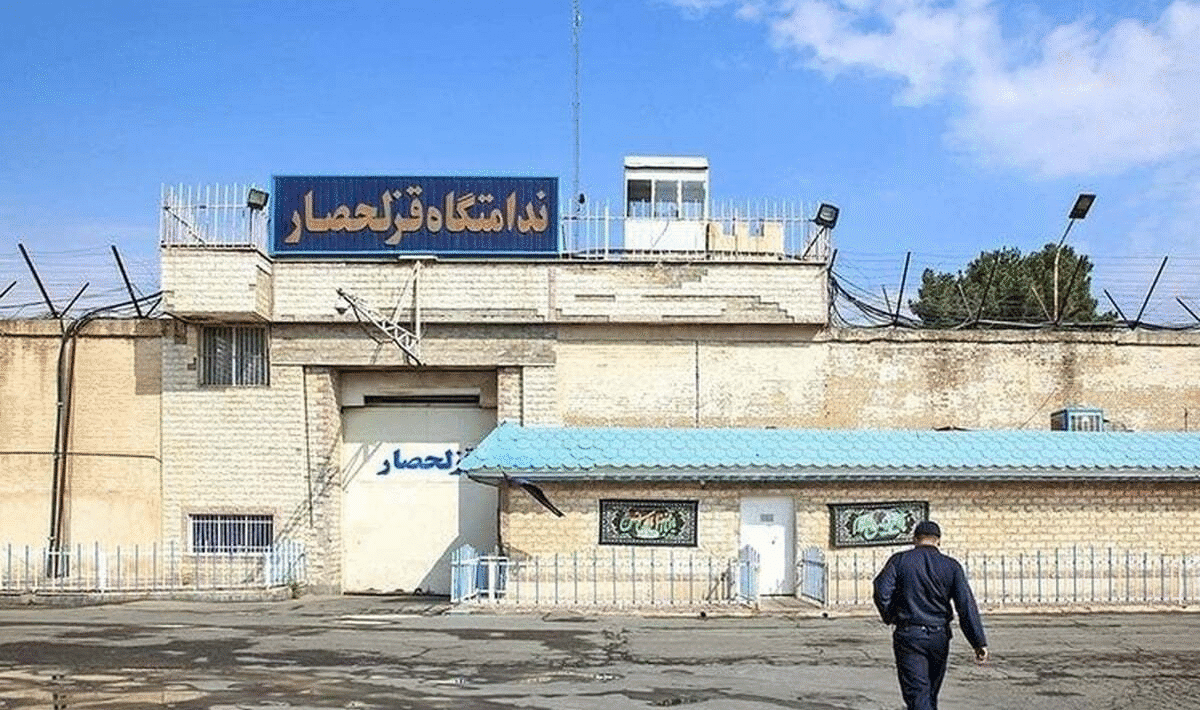 Crowds gathering at Alikhani Square before dawn on July 28 to protest the planned executions