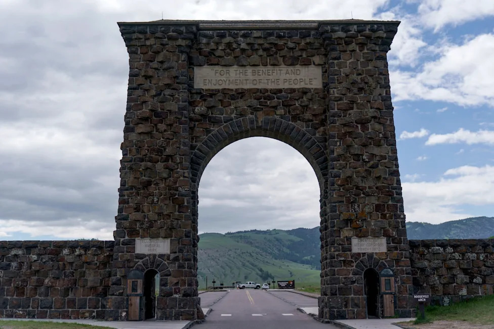 Terrifying encounter between child and rampaging bison in Yellowstone National Park