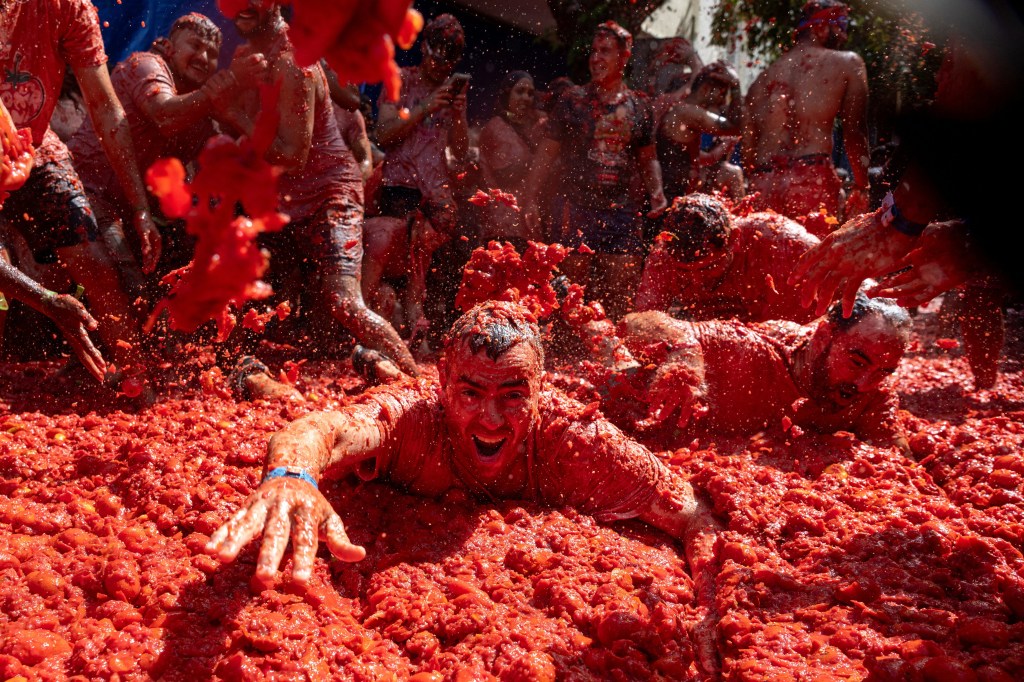 Thousands descend on Buñol, Spain for annual La Tomatina food fight