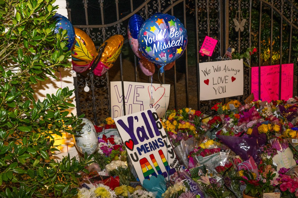 Dolly Parton fans mourn legend’s passing with flowers and handwritten notes left outside her Tennessee home