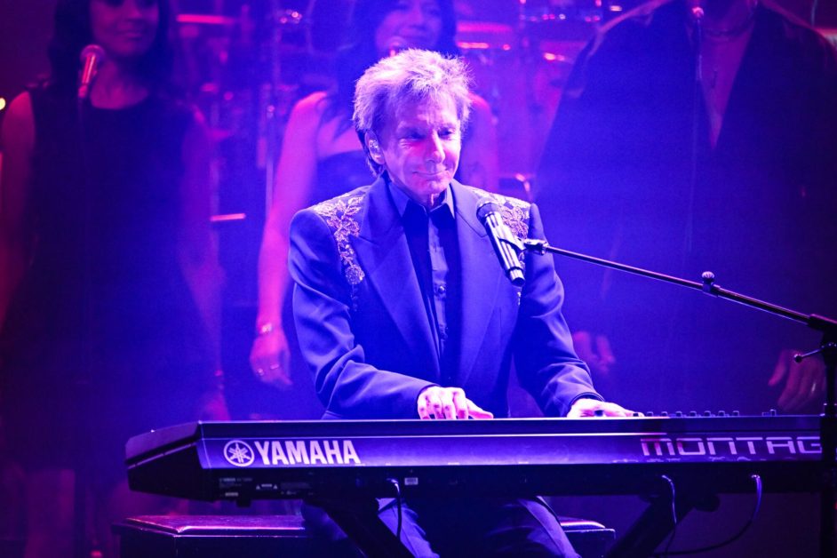 Barry Manilow cancels more concerts at last minute as fans pray for him after lung cancer battle
