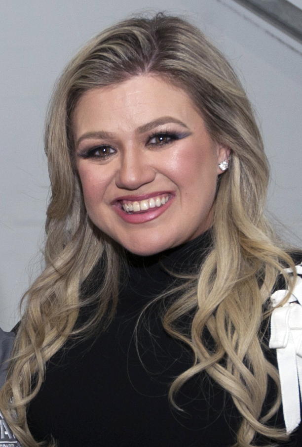 Kelly Clarkson jokes about her ‘perfect’ boobs while narrowly avoiding wardrobe malfunction
