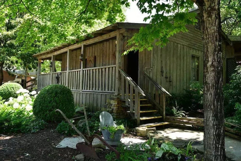 Inside the 2-room cabin where Dolly Parton grew up — a humble home she recreated for Dollywood