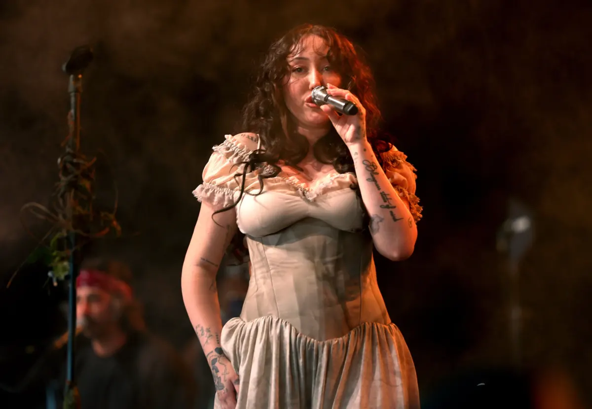 Noah Cyrus reveals why she stayed silent after Dolly Parton's death