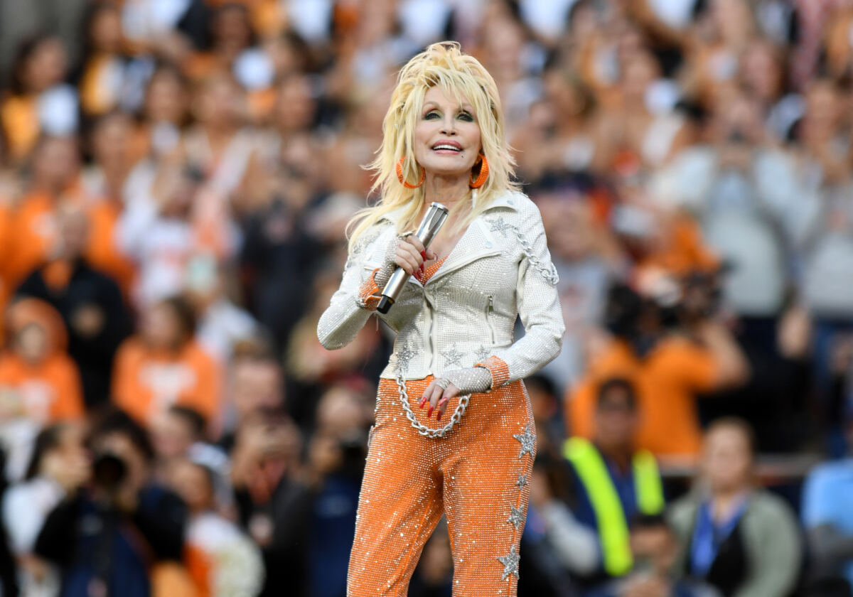 Dolly Parton made selfless offer to doctors during cancer battle before death, singer’s sister reveals