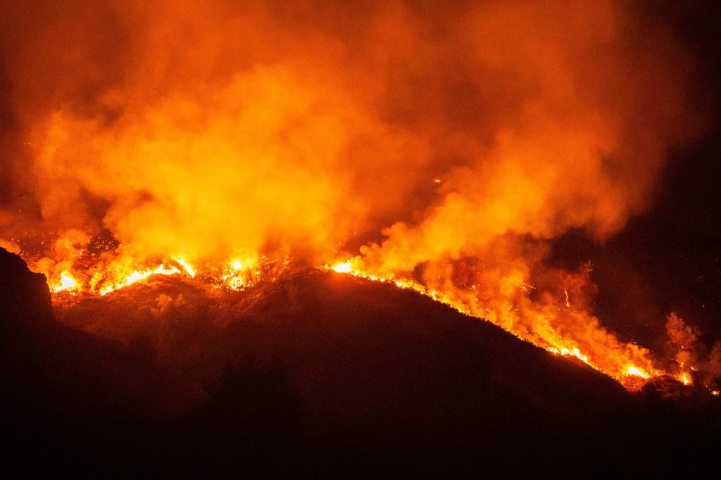 Fast-moving wildfire explodes in size again as it looms over luxury Big Sur mansions
